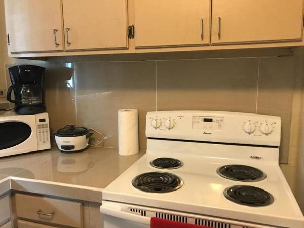 1 BEDROOM / 1 BATH . PRIVATE APT. FREE WIFI INTERENT & PARKING