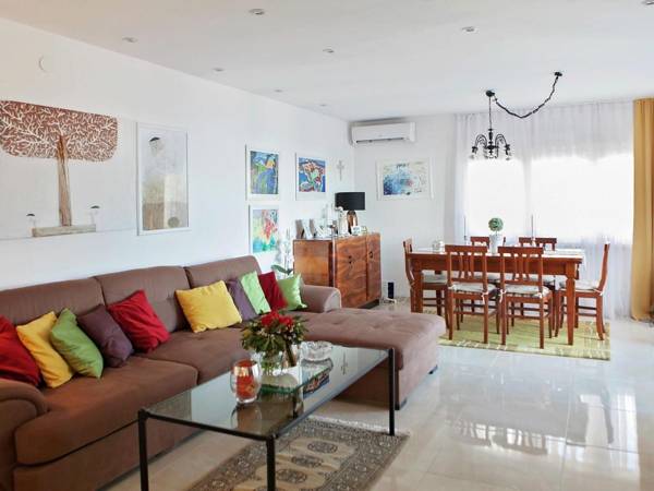 Cozy apartment with a balcony and a sea view 5 minutes to the beach