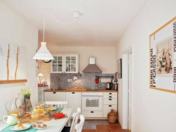 Delightfully decorated apartment with a sea view 5 minutes to the beach