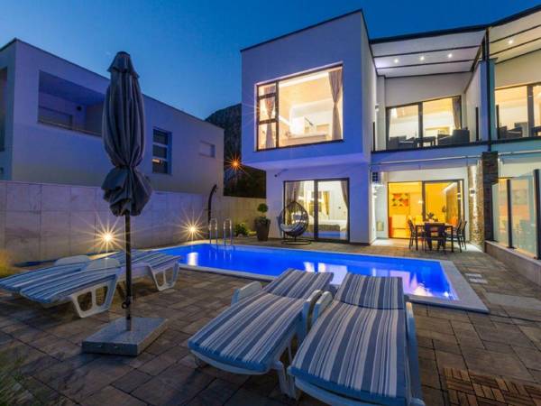 Modern Holiday Home in Grižane with Swimming Pool