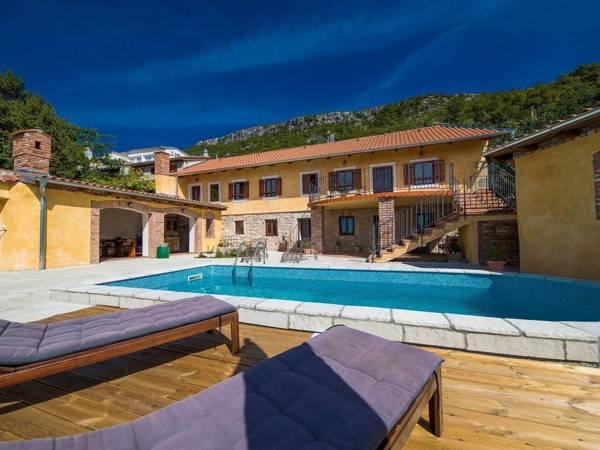 Amazing Villa with pool and sea view surrounded by nature