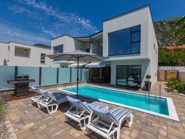 Modern holiday home with private swimming pool !