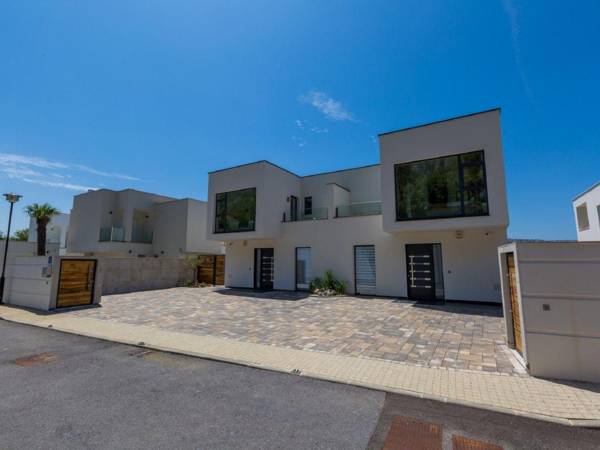 Modern  holiday home with private swimming pool !