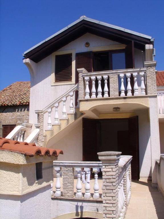 2 bedrooms appartement at Zlarin 200 m away from the beach with enclosed garden and wifi