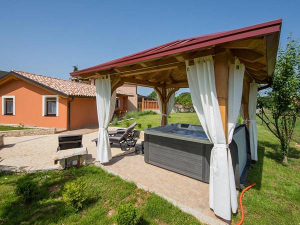 Attractive Holiday Home with Pool Jacuzzi Patio Courtyard