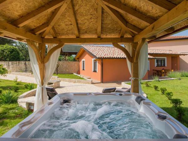 Attractive Holiday Home with Pool Jacuzzi Patio Courtyard