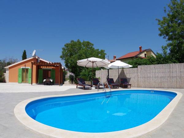 Characteristic house near Vodnjan with private pool and spacious garden.