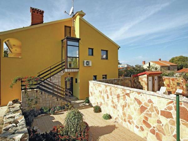 Apartment with balcony in Peroj 1 km from the beach and 3 km from Fazana