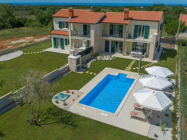 Holiday House with private pool in a quiet location with garden and grill