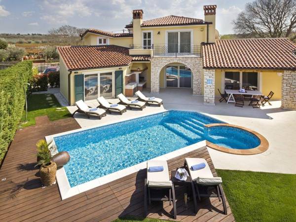 Luxury villa for up to 6 persons with pool BBQ wine cellar and billiard
