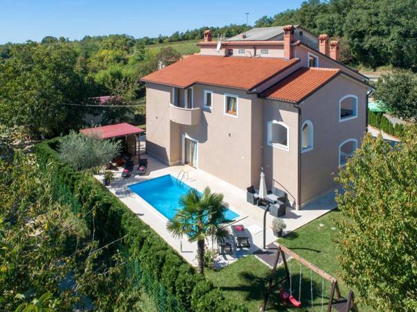 Splendid Villa in Vizinada with Jacuzzi