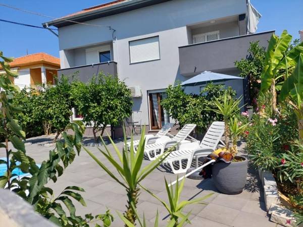 Crowonder Lucky Holiday House with pool near beach in Diklo