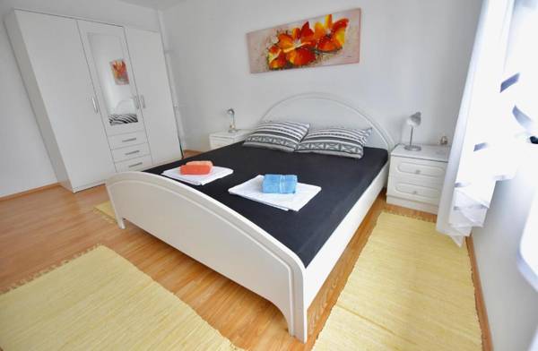 Crowonder Lucky Holiday House with pool near beach in Diklo