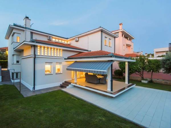 Gorgeous Seaside Villa in Zadar with Swimming Pool