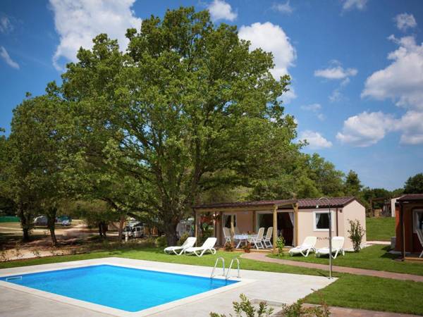 Modern chalet with 2 bathrooms and a veranda 4km from Vrsar