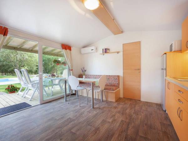 Modern chalet with 2 bathrooms and a veranda 4km from Vrsar