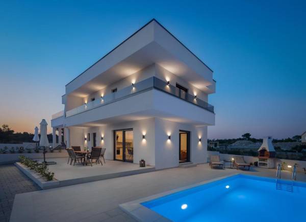 Villa Bettina with heated pool