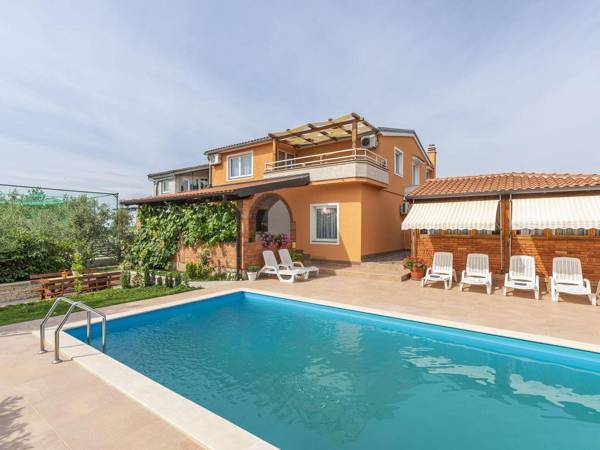 Apartment for two to four people with shared pool and courtyard