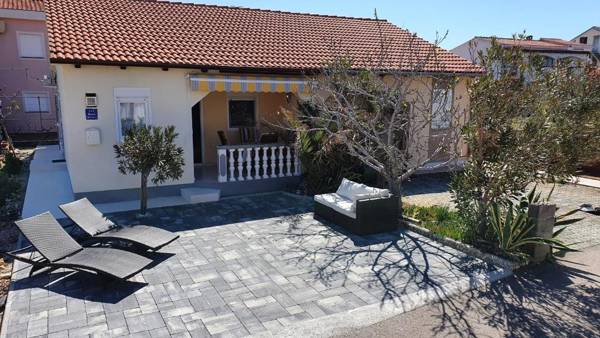 Apartments with a parking space Vir - 18946