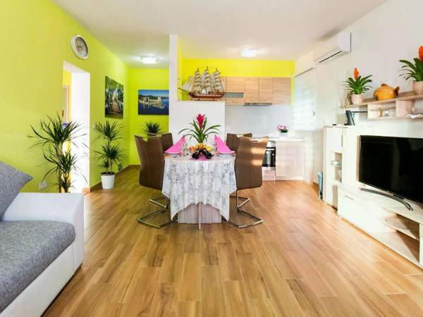 Simplistic Apartment in Vir with Garden