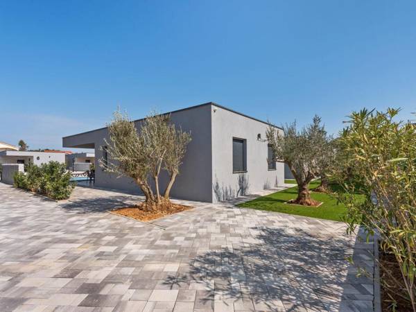 Lavish Holiday Home in Vir with Whirlpool