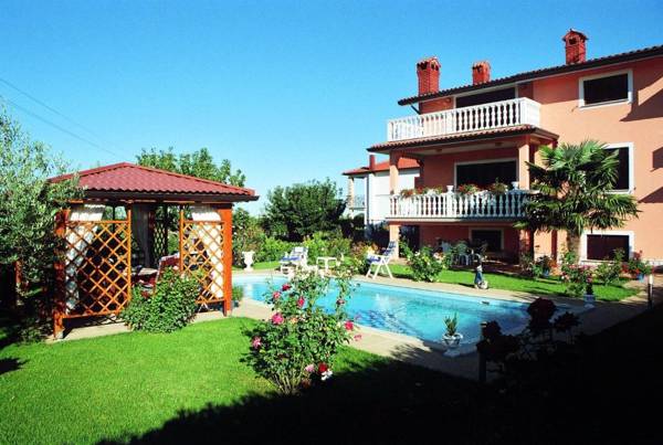 3 bedrooms villa with private pool enclosed garden and wifi at Umag 1 km away from the beach