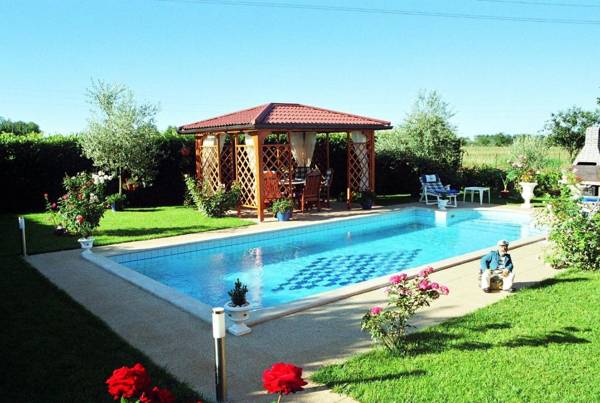 3 bedrooms villa with private pool enclosed garden and wifi at Umag 1 km away from the beach