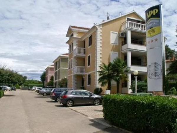 Apartments and Rooms Degra