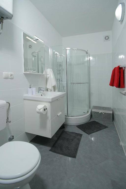 Charm Apartments And Rooms