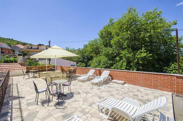 Apartments and Rooms Iva