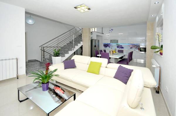 Brand new luxury villaRoof pool Avbl in season