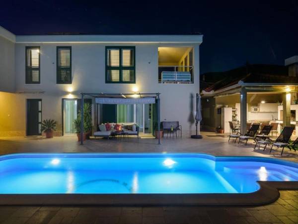 Villa Marta Luxury House with Heated Pool
