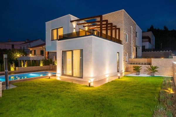 Luxury Beachfront Villa Trogir 1 with private pool jacuzzi and gym at the beach on Ciovo - Okrug Gornji