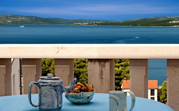Apartment for two persons with sea view in Trogir near the beach