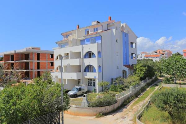 Apartments with a parking space Businci Ciovo - 18800