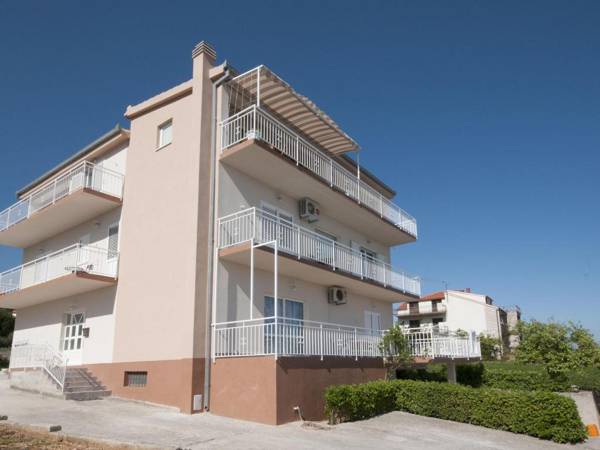 Modern bright and spacious sea view apartment short walk to the beaches