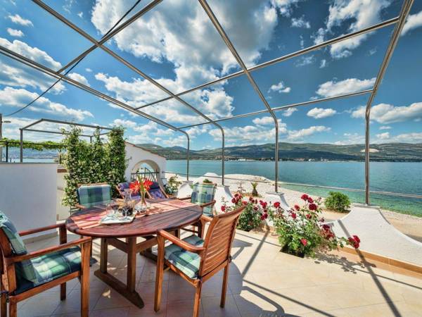 Modern Apartment in Arbanija with Jacuzzi