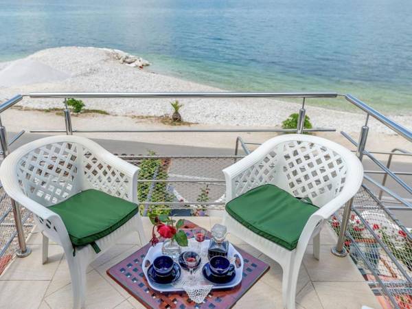 Luxurious Holiday Home in Arbanija with Jacuzzi