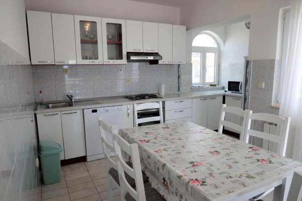 Remarkable 2-Bed Apartment in Okrug Gornji