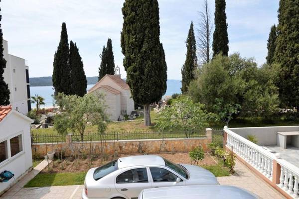 Stunning 2-Bed Apartment in Okrug Gornji