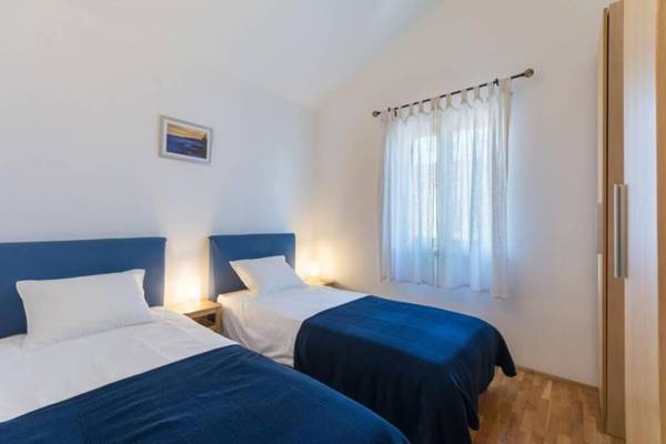 Sutivan seaside apartment