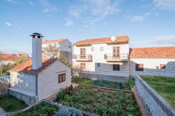Apartments with a parking space Supetar Brac - 18825