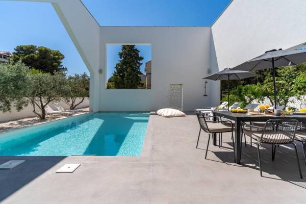NEW! Luxury 5-bedroom Villa Altabianca with a Heated Pool Finnish sauna an outdoor Cinema 50m from the beach