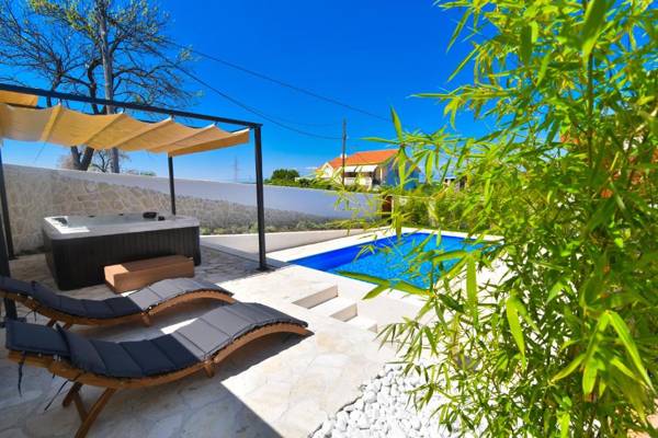 Villa Village Idylle with heated pool sauna jacuzzy and private parking