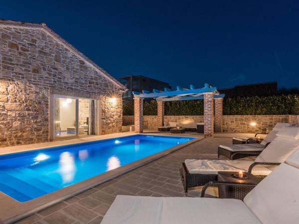 Modern Villa in Sukošan with Private Swimming Pool