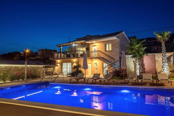 Villa Antura with private heated 50sqm pool 3 bedrooms 3 bathrooms and gym