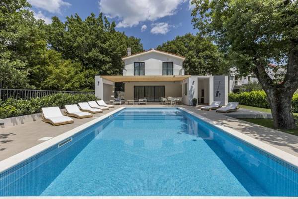 Villa VENTURA with private 45 sqm swimming pool 4 bedrooms gym game room