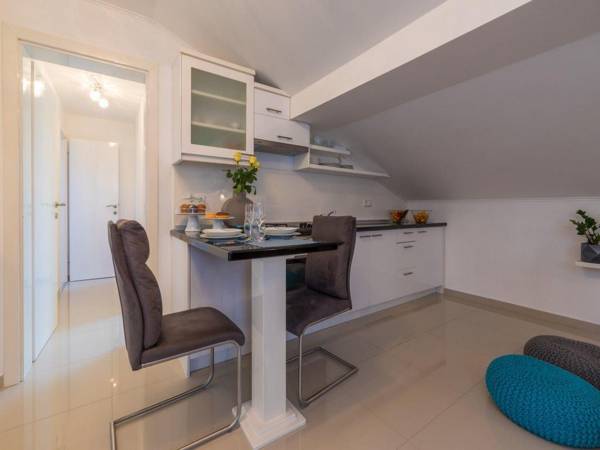 Modern apartment with swimming pool !