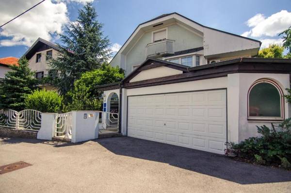 Apartment & Rooms Miboti