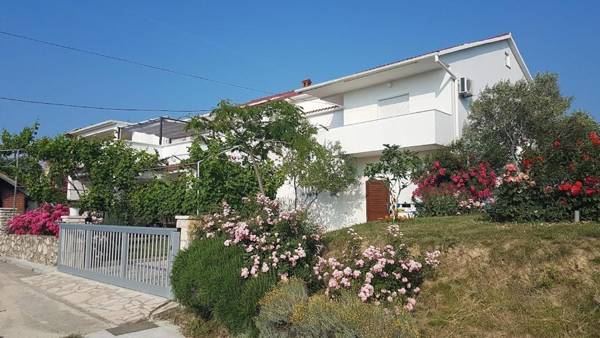 Apartments Ivo - 05km from beach